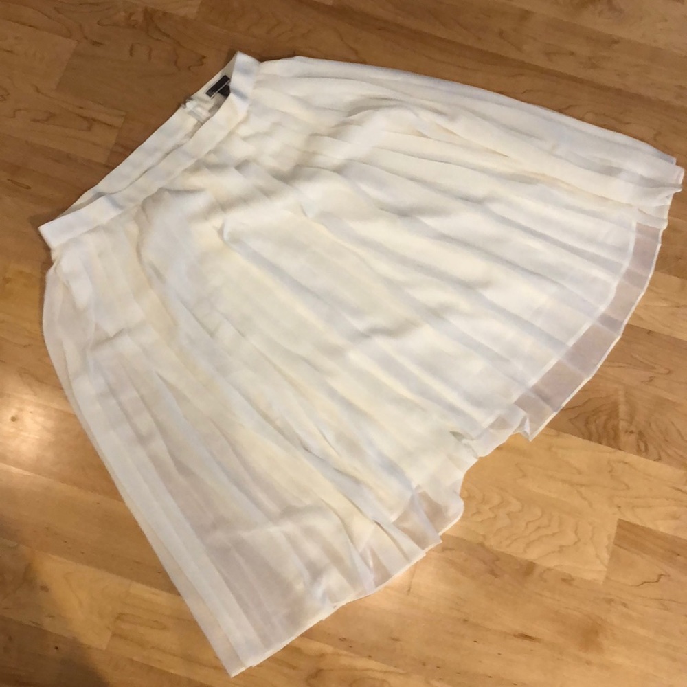 White flowy skirt